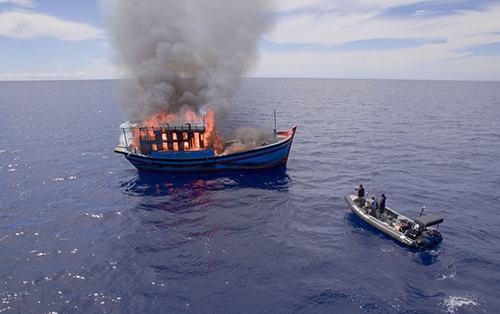 Tàu cá Việt Nam bị cơ quan chức năng Palau đốt cháy hôm 25/5. Ảnh: Guam Daily Post,