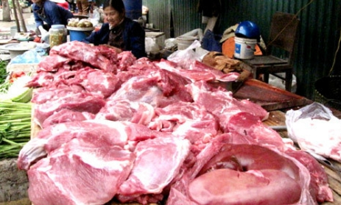 Thịt lợn bày bán tại chợ. Ảnh: Tuệ Minh.