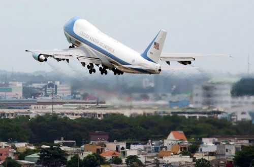 Chuyên cơ Air Force One chở Tổng thống Barack Obama cất cánh khỏi sân bay Tân Sơn Nhất. Ảnh: Đức Đồng