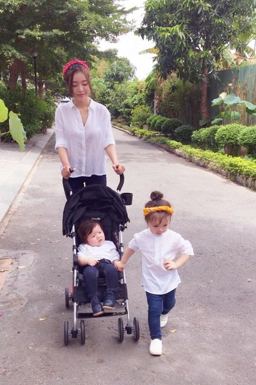 Mấy bữa nay chi mami mình đi quay miệt mài sáng đêm chưa ngủ nên đuối lắm luôn . Vừa về đến nhà định chợp mắt tí mà thấy hôm nay trời đẹp nên tranh đưa tụi mình đi tản bộ hít thở không khí trong lành è