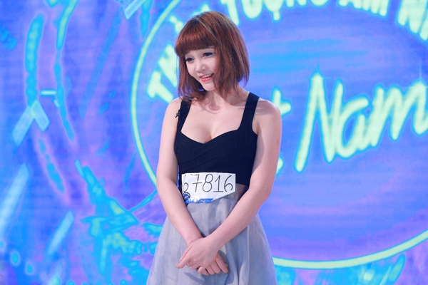 thi-sinh-vietnam-idol-gay-chu-y-vi-mac-qua-goi-cam-di-thu-giong-1