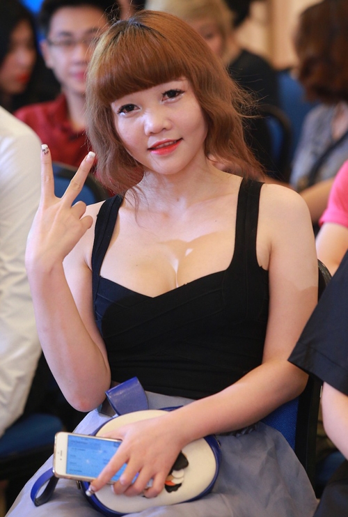 thi-sinh-vietnam-idol-gay-chu-y-vi-mac-qua-goi-cam-di-thu-giong-2