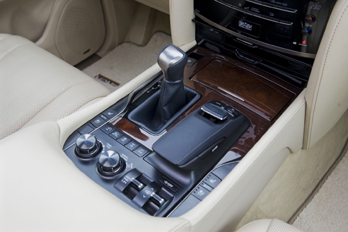 anh-chi-tiet-lexus-lx570-moi-8