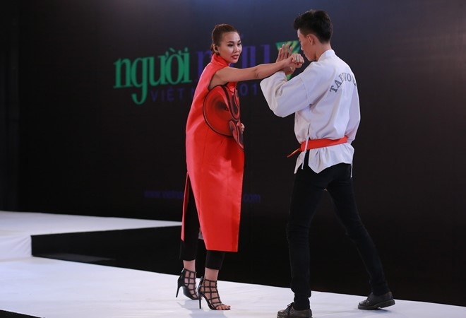 Thi sinh Next Top Model gao thet doi vao nha chung hinh anh 11