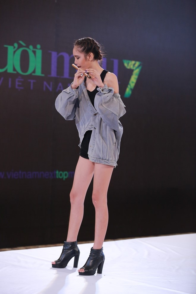 Thi sinh Next Top Model gao thet doi vao nha chung hinh anh 13