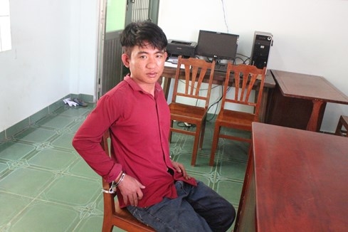 Trộm ô tô của chủ tiệm vàng, phóng như bay, lao vào quán cà phê - ảnh 1