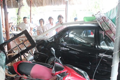 Trộm ô tô của chủ tiệm vàng, phóng như bay, lao vào quán cà phê - ảnh 4