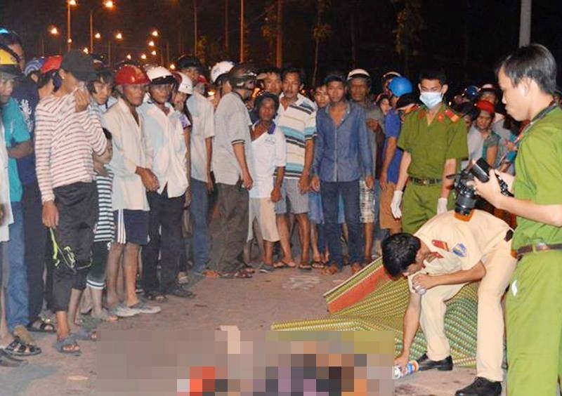 Công an khám nghiệm hiện trường vụ tai nạn. Ảnh: CTV.