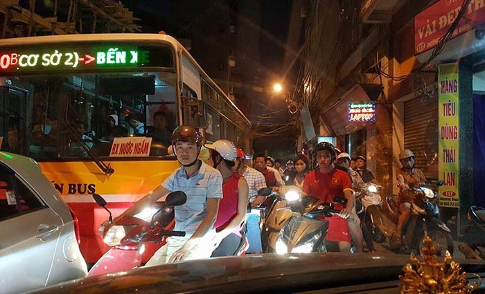  Xe máy chắn đầu ôtô trên phố Khương Đình - Hà Nội. Trường hợp này, người lái xe đã thử mọi cách mà không có kết quả; nháy đèn, rồi bấm còi... nhưng dường như dòng xe máy bất chấp tất cả vẫn lao đến, chèn kín đầu xe. Nếu vào trường hợp này bạn là người bị chắn đường, bạn sẽ làm gì? 