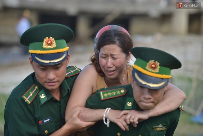 Vụ chìm tàu ở Đà Nẵng: Người thân khóc ngất khi cả 3 thi thể được vớt lên - Ảnh 4.