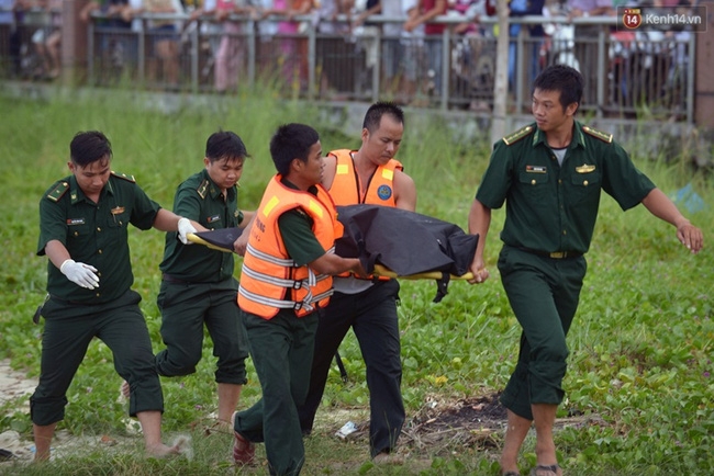 Vụ chìm tàu ở Đà Nẵng: Người thân khóc ngất khi cả 3 thi thể được vớt lên - Ảnh 7.