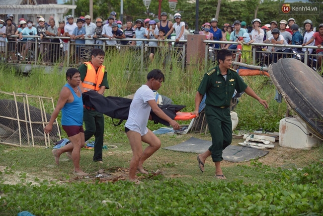 Vụ chìm tàu ở Đà Nẵng: Người thân khóc ngất khi cả 3 thi thể được vớt lên - Ảnh 8.