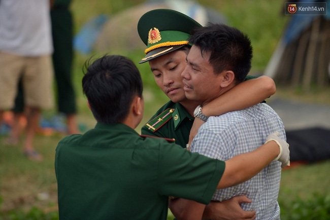 Vụ chìm tàu ở Đà Nẵng: Người thân khóc ngất khi cả 3 thi thể được vớt lên - Ảnh 9.