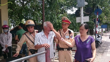 CSGT chặn kịp thời, cứu ông cụ định lao xe vào tàu hỏa - 1