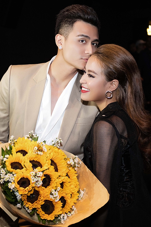 Vĩnh Thụy tình tứ hôn trán Hoàng Thùy Linh