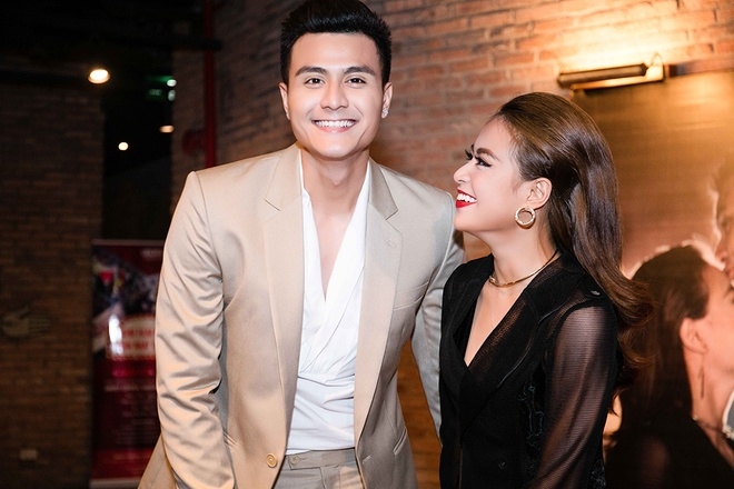 Vĩnh Thụy tình tứ hôn trán Hoàng Thùy Linh