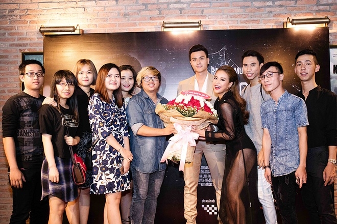 Vĩnh Thụy tình tứ hôn trán Hoàng Thùy Linh