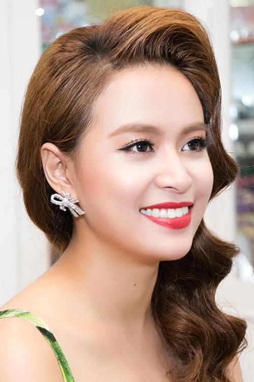 Hoàng Thùy Linh khoe dáng bên MC Phan Anh