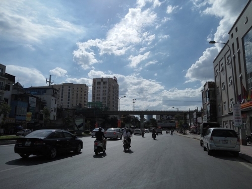 Nắng nóng đỉnh điểm, cuộc sống người Hà Nội bị đảo lộn - Ảnh 1