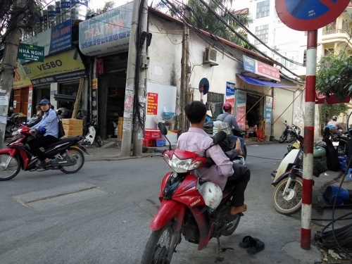 Nắng nóng đỉnh điểm, cuộc sống người Hà Nội bị đảo lộn - Ảnh 2