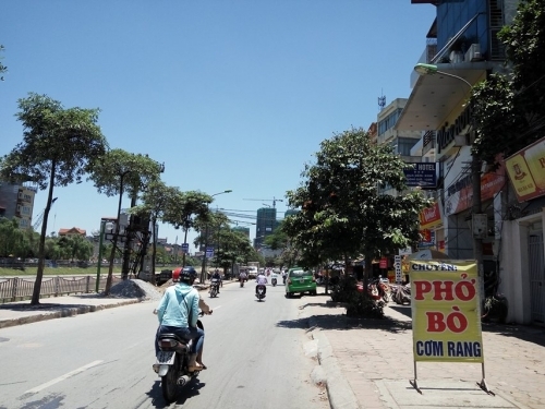 Nắng nóng đỉnh điểm, cuộc sống người Hà Nội bị đảo lộn - Ảnh 4