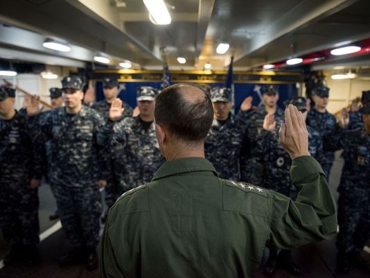 Đô đốc John Richardson động viên thủy thủ trên tàu. Ảnh: NAVY TIMES