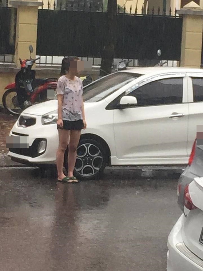 Cô gái đầu trần, đứng dầm mưa giữa phố Hà Nội - Ảnh 1. Cô gái đầu trần, đứng dầm mưa giữa phố Hà Nội - Ảnh 1.