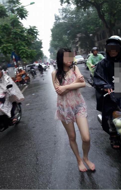 Cô gái đầu trần, đứng dầm mưa giữa phố Hà Nội - Ảnh 4. Cô gái đầu trần, đứng dầm mưa giữa phố Hà Nội - Ảnh 4.