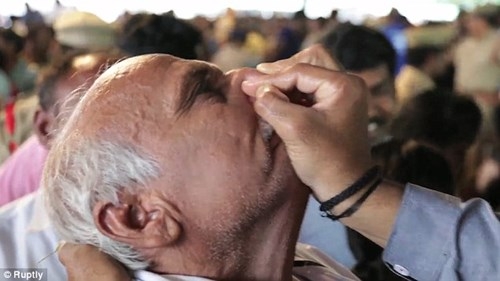 Hàng trăm nghìn người nuốt cá sống để chữa bệnh hô hấp - ảnh 6