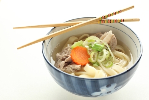 Không được vắt chéo đũa ở Nhật. Ảnh: Fluentu.