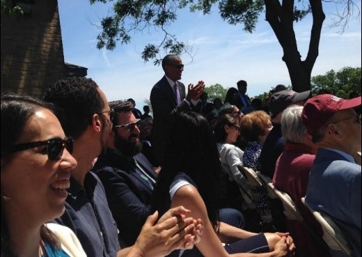 Obama om con gai trong le tot nghiep hinh anh 1
