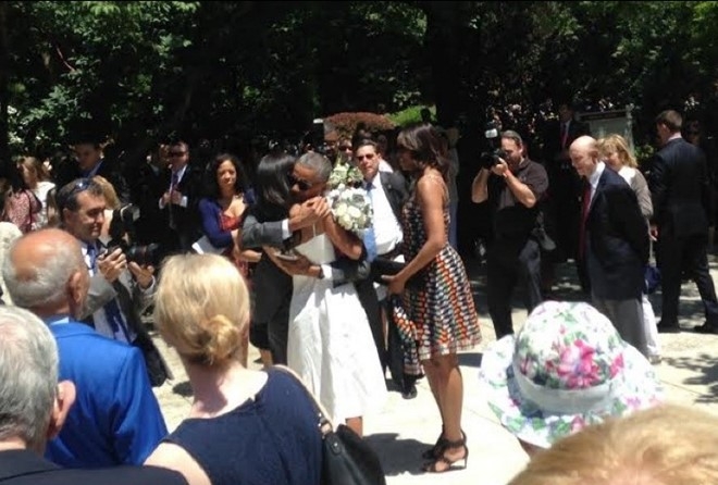 Obama om con gai trong le tot nghiep hinh anh 2