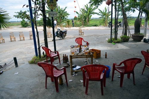 truy-tim-co-gai-dam-chet-ban-nhau-trong-luc-di-ve-sinh