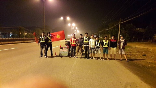  Một đội gồm các bạn trẻ đã tự nguyện nhặt hút đinh trong đêm 