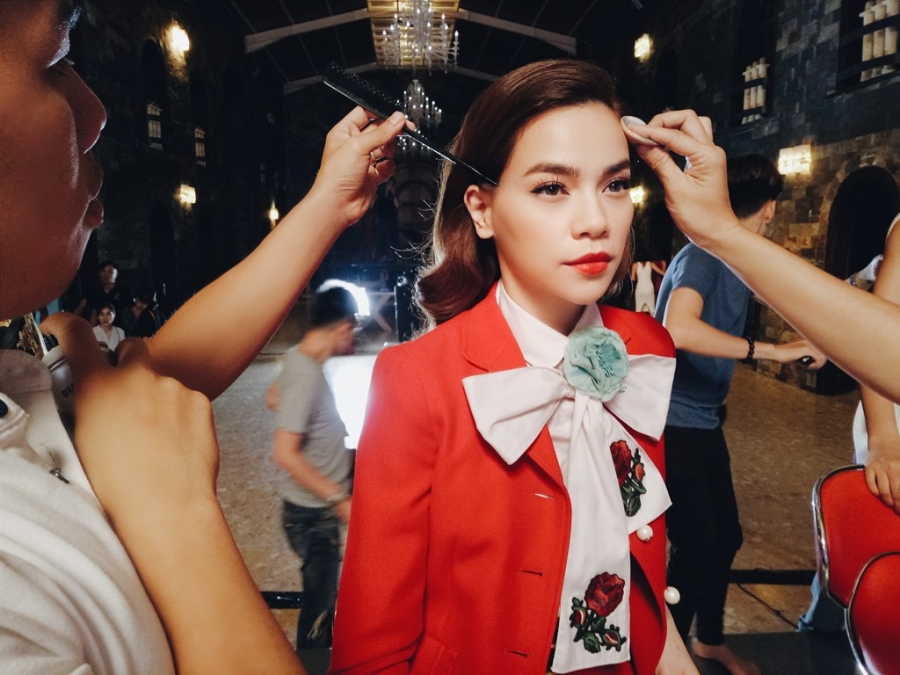 Ha Ho dien vest do ‘quyen luc’ trong hau truong The Face hinh anh 4