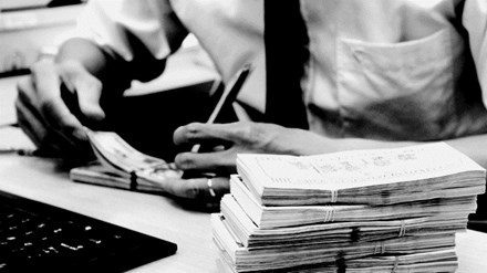 Nhiều khả năng NHNN sẽ không dỡ trần lãi suất USD 0% và đeo đuổi chính sách dài hạn chống đô la hóa.