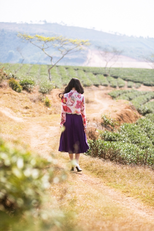 khanh-hien-khoe-sac-giua-doi-che-xanh-ngat-1