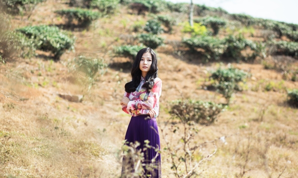 khanh-hien-khoe-sac-giua-doi-che-xanh-ngat-2