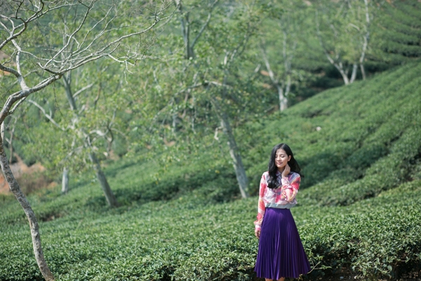 khanh-hien-khoe-sac-giua-doi-che-xanh-ngat-4