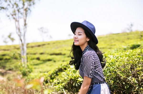 khanh-hien-khoe-sac-giua-doi-che-xanh-ngat-5
