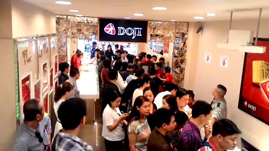  Theo một số doanh nghiệp kinh doanh vàng, số lượng vàng mà họ mua vào ngày 16/6 tăng gấp 7 lần so với ngày bình thường. Giá cao nên người dân đổ xô đi bán vàng. Đến ngày hôm nay 17/6, giá vàng hạ nhưng xu hướng đi bán vàng vẫn còn tiếp tục. 