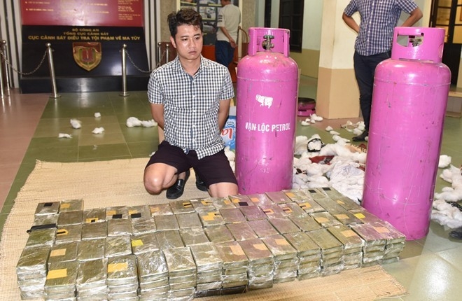 Bat them 4 nguoi trong duong day mua ban 1.200 banh heroin hinh anh 1