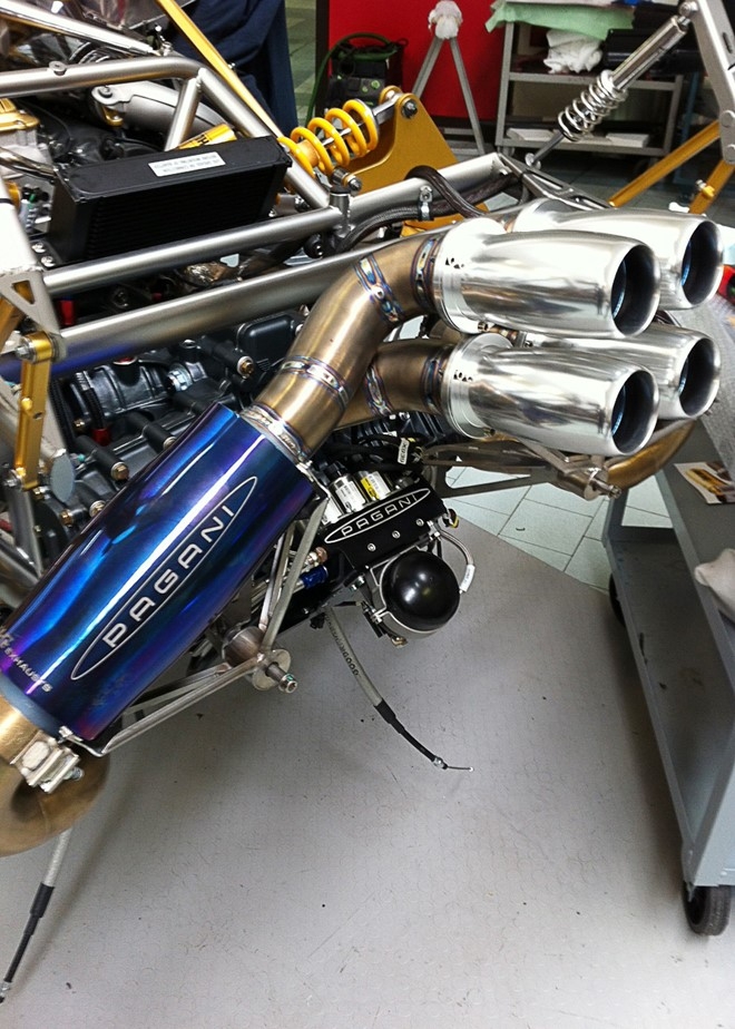 Dieu it biet ve sieu xe trieu do Pagani Huayra sap ve VN hinh anh 4