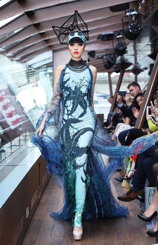 Jessica Minh Anh catwalk trên sàn diễn nổi ở sông Seine