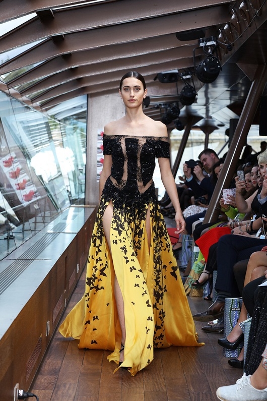 Jessica Minh Anh catwalk trên sàn diễn nổi ở sông Seine