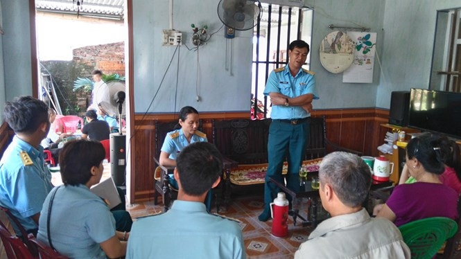 Đồng đội đến thăm hỏi, động viên gia đình thiếu tá Nguyễn Ngọc Chu một trong 9 người trên máy bay CASA 212 /// Ảnh Ngọc Khánh
