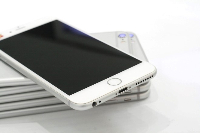 iPhone cu tang gia keo dai, cua hang gap nhieu suc ep hinh anh 1