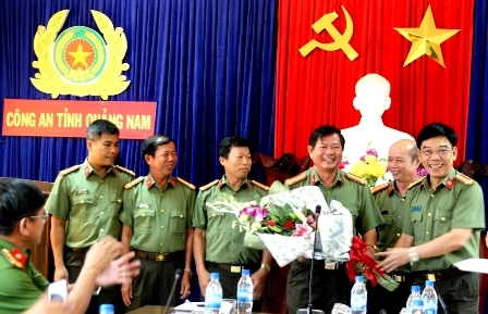Đại tá Nguyễn Viết Lợi (ảnh phải) thưởng nóng cho ban chuyên án