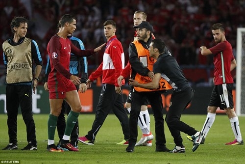 Ronaldo 'tự sướng' với CĐV, Bộ Đào Nha lĩnh họa - ảnh 1