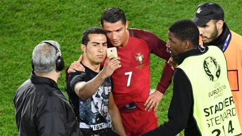 Ronaldo 'tự sướng' với CĐV, Bộ Đào Nha lĩnh họa - ảnh 2